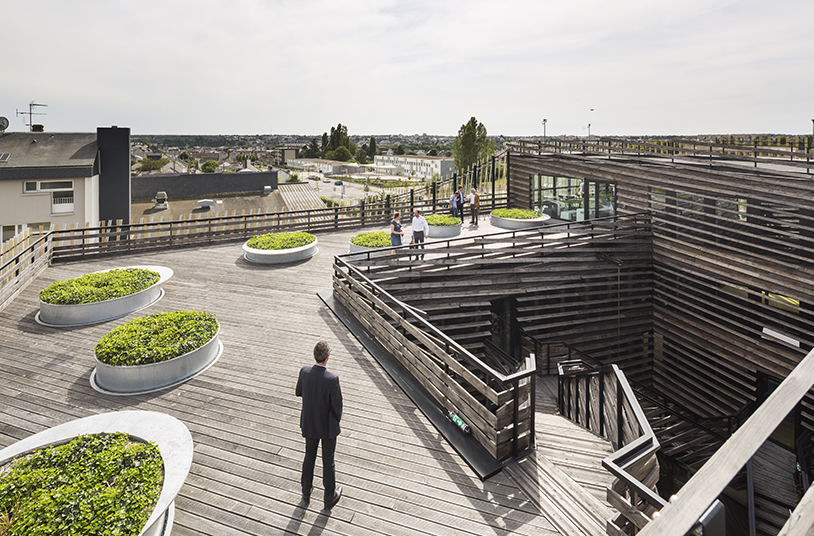  重慶辦公室裝修公司分享法國拉瓦爾地標式辦公室裝修效果圖