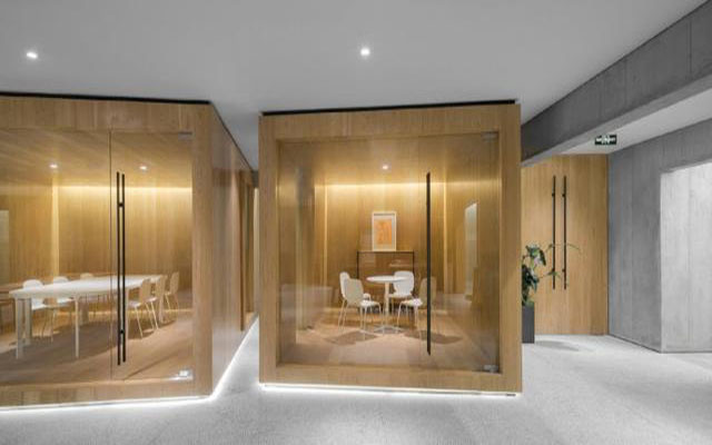 公裝行政人員在辦公室裝修施工現(xiàn)場的職責是什么？