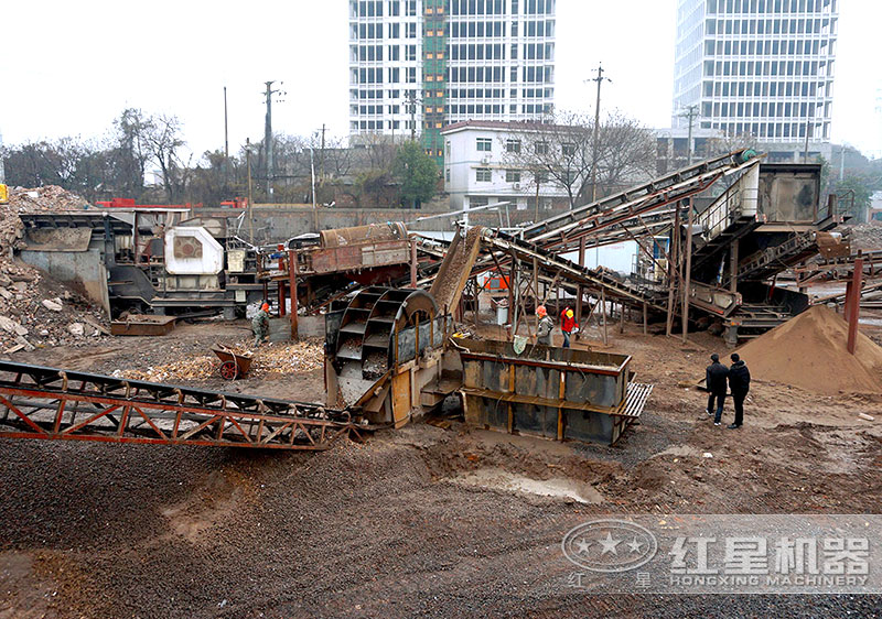 建筑垃圾制沙現(xiàn)場(chǎng)，配置車載制沙機(jī)